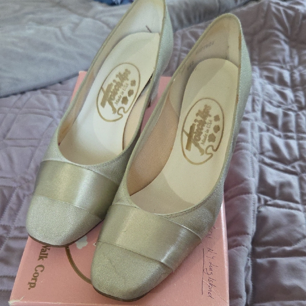 Touch Ups Women's Heels in Elegant Gold